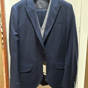 Traje con chaleco y corbata